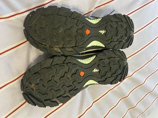 Zapatos trekking Decathlon grises y verdes