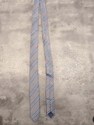 Corbata gris y azul con rayas