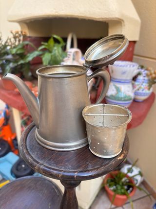 Tetera antigua de metal