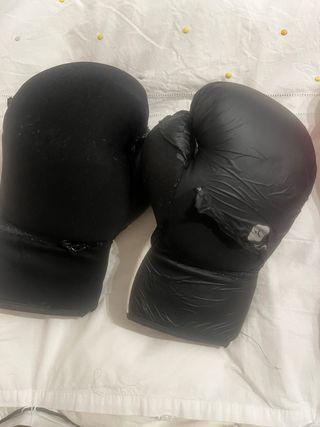 Saco de boxeo con dos pares de guantes