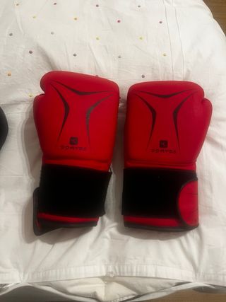 Saco de boxeo con dos pares de guantes