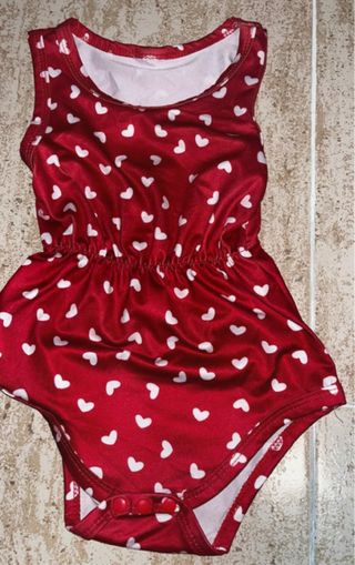 Pelele bebé rojo con corazones blancos