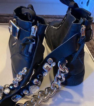 Sneakers nere con catena e strass