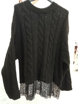 Jersey de punto negro con encaje