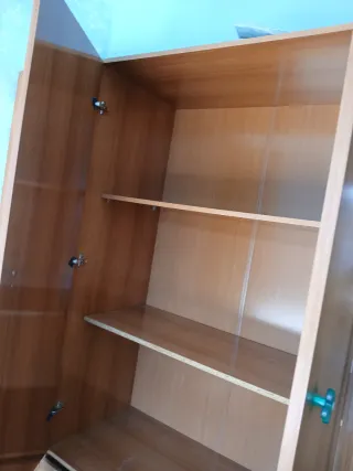 Armario de madera con 6 puertas