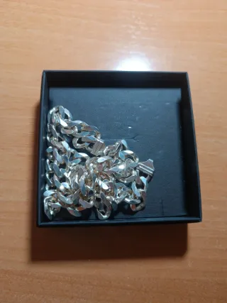 Cadena de plata maciza.