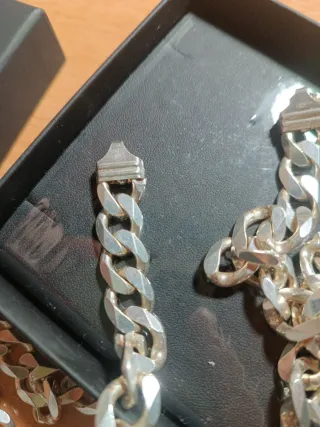 Cadena de plata maciza.