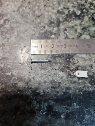 Grapas blancas para cable con tornillos