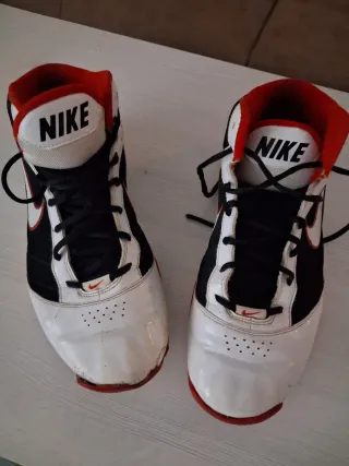 Botas de Baloncesto Nike Negras y Blancas