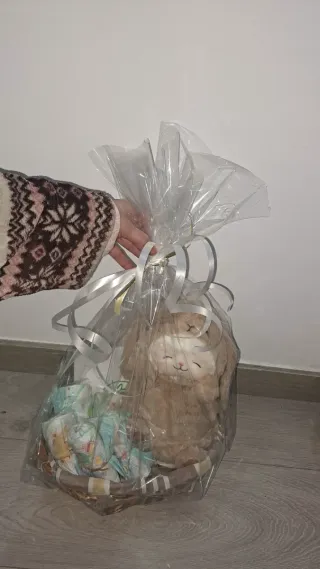 Cesta regalo bebé: peluche, marco y pañales