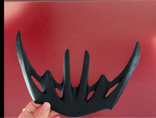 Casco de bici nuevo con diseño de llamas