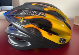 Casco de bici nuevo con diseño de llamas
