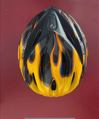 Casco de bici nuevo con diseño de llamas
