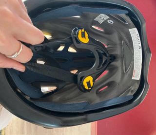Casco de bici nuevo con diseño de llamas