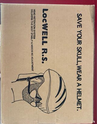 Casco de bici nuevo con diseño de llamas