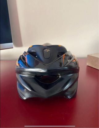 Casco de bici nuevo con diseño de llamas