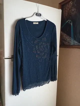 Blusa azul con pedrería