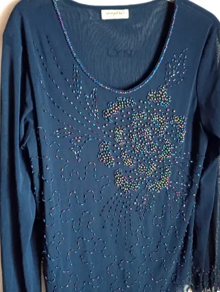 Blusa azul con pedrería