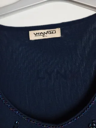 Blusa azul con pedrería