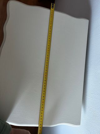 Sinfonier beige con tiradores dorados