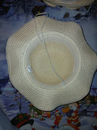 Sombrero de paja con flores y cintas