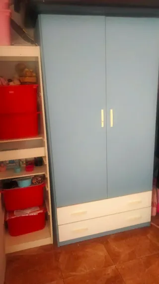 Armario azul y blanco