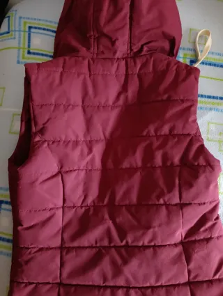 Chaleco acolchado con capucha
