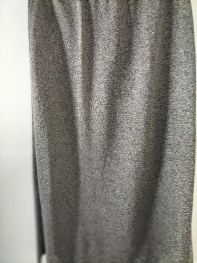 Falda recta gris plateado con brillos