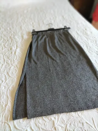 Falda recta gris plateado con brillos
