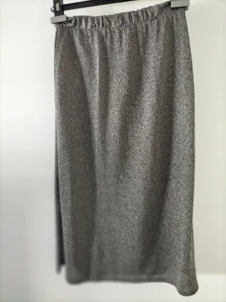 Falda recta gris plateado con brillos