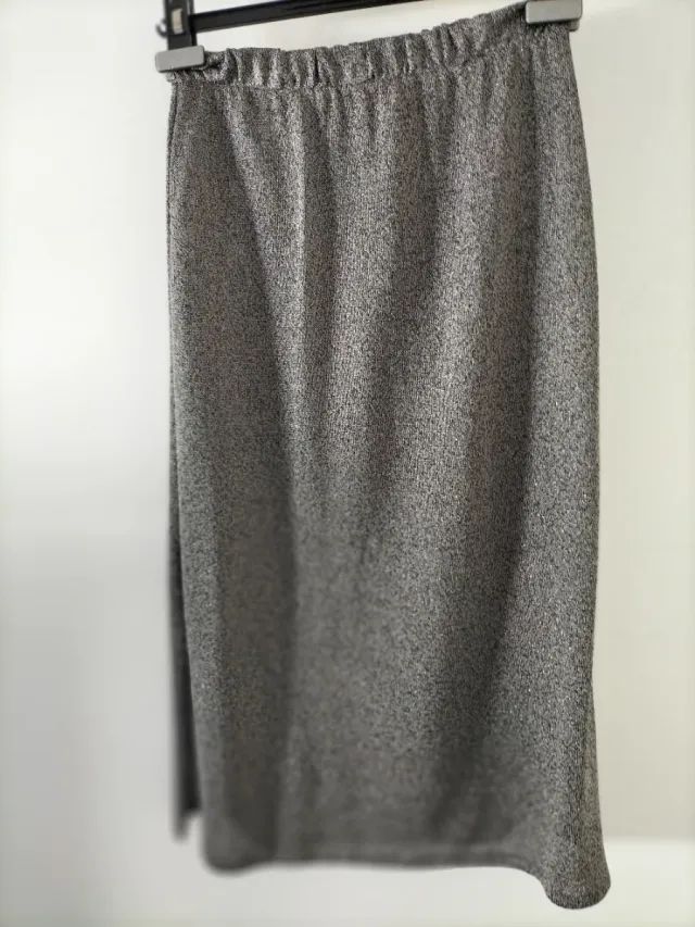 Falda recta gris plateado con brillos