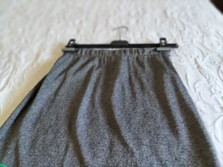 Falda recta gris plateado con brillos