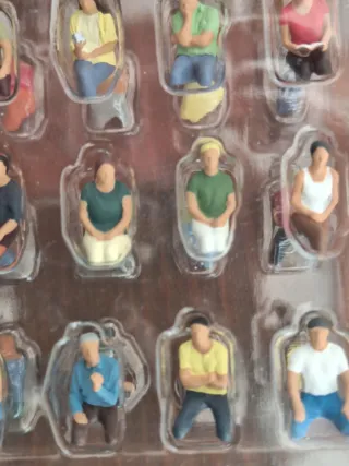 Figuras Noch H0 Sentadas (60 uds) 16072