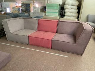 Sofá modular tela gris, rosa y marrón