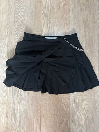 Falda plisada negra con cadena