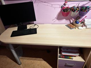 Escritorio beige con cajones morados (147/54/76)