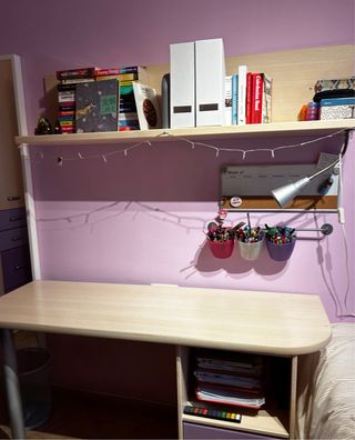 Escritorio beige con cajones morados (147/54/76)