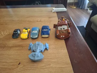 Coches de juguete Cars y nave espacial