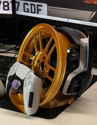 Soporte Mando PS5 y Cascos Llanta Dorada