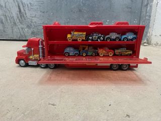 Camión Cars + 15 coches de metal.