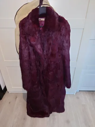 Abrigo largo pelo natural Cuple. Talla S. Burdeos.