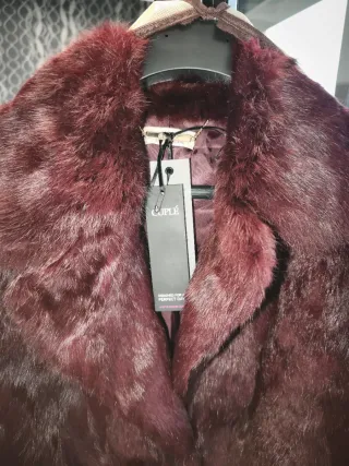 Abrigo largo pelo natural Cuple. Talla S. Burdeos.
