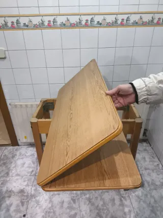 Mesa plegable con 2 sillas y 2 taburetes