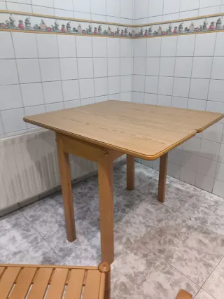 Mesa plegable con 2 sillas y 2 taburetes