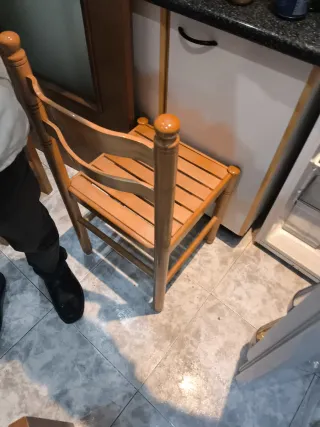 Mesa plegable con 2 sillas y 2 taburetes