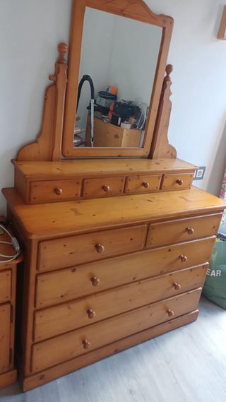 Cómoda y mesita de noche de madera