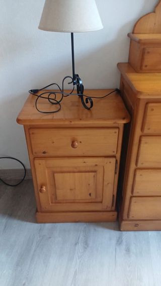 Cómoda y mesita de noche de madera