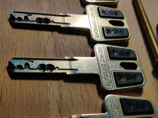 Bombín de seguridad Yale asimétrico con 5 llaves