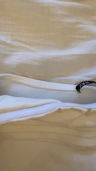 Top blanco con pliegues