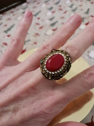 Anillo vintage dorado con piedra central burdeos n
